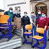 Sie laden die Spenden auf: Baboucarr Cham (links), Yvonne Cham-Mattes (dritte v. l.) und das Team der Weiherbachschule um Schulleiterin ...