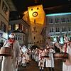 Die Geltentrommler ziehen mit den Hansele und der Ranzengarde durch die Kaiserstraße.