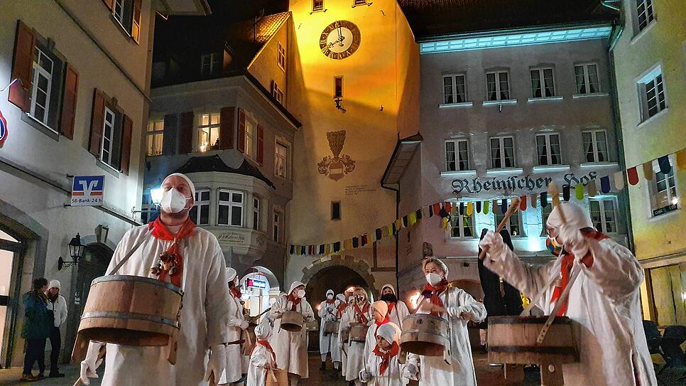 Die Geltentrommler ziehen mit den Hansele und der Ranzengarde durch die Kaiserstraße.