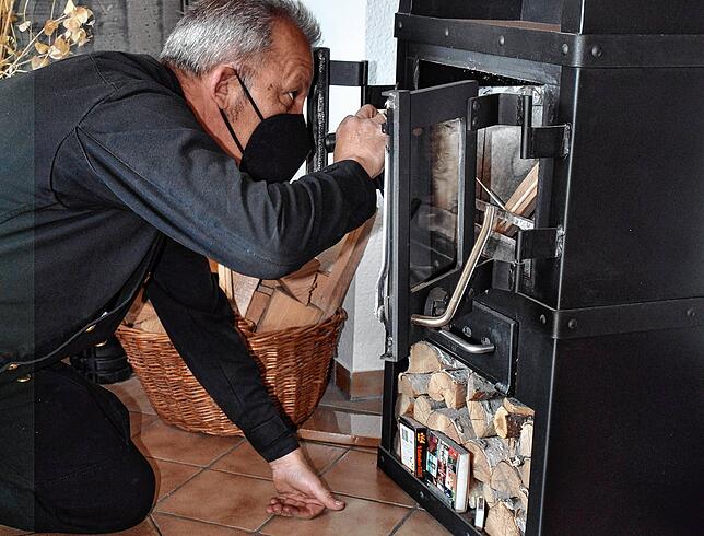 Schornsteinfeger Wolfgang Satzger aus Konstanz bei der Arbeit.