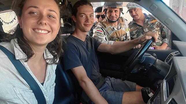 Anouk und Camillo mit einigen freundlichen Soldaten an einem der zahlreichen Militär Checkpoints im Irak kurz vor der Hauptstadt ...