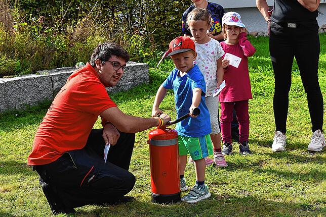 Jugendausbilder Simon Güntert zeigt, wie ein Feuerlöscher funktioniert.