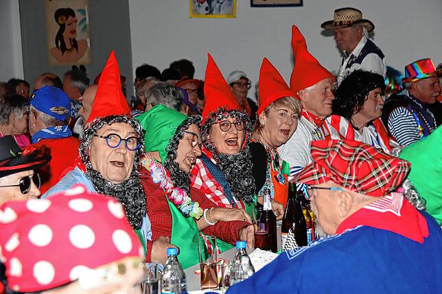 Volles Haus bei der Neuauflage der Dorffasnet in Mönchweiler. So wie diese Zwergengruppe sind viele zum Feiern gekommen.