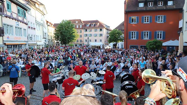 Großer Andrang herrschte auf der Hofstatt, als die Guggevamps unter Leitung von Marco Hummel für beste Stimmung sorgten.