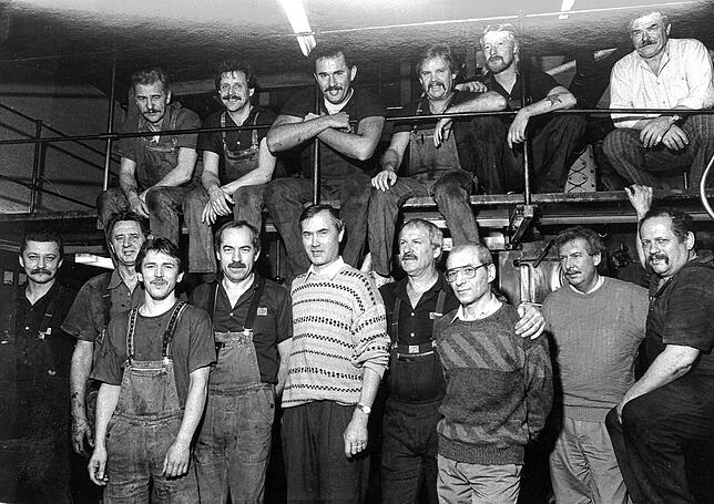 Letzte Drucknacht am Fischmarkt 4./5. Februar 1990 am Fischmarkt. Die Mannschaft stellt sich zum Erinnerungfoto auf. Die Ausgabe vom 6. ...