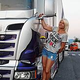 Bild aus der Kabel eins-Serie „Trucker Babes – 400 PS in Frauenhand.“ Silvia Eha sagt: Die Serie ist echt, Elisabeth ...