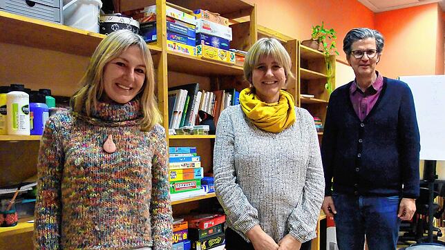 Michaela Hoffmann, Anke Brednich und Christian Grams (von links) vom Diakonischen Werk berichten im offenen Treff für psychisch ...