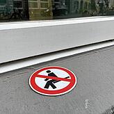 Sitzen verboten: Auch solche Schilder gibt es in der angeblich so gastfreundlichen Konstanzer Altstadt – hier am Sims eines ...