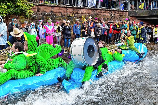Mit Pauken und Trompeten fährt eine Abordnung der Schramberger Stadtmusik außer Konkurrenz da Bach na.