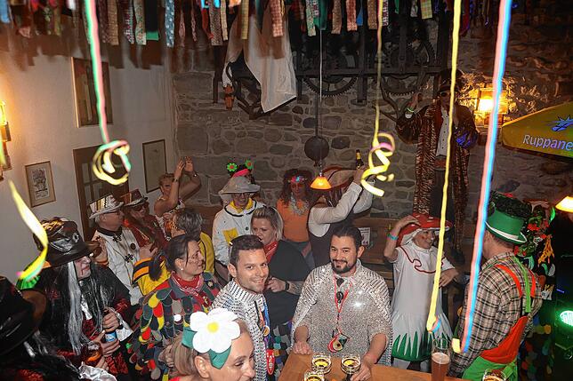 Bild 2: Konstanzer Straßenfasnacht 2025: Auch am Freitagabend wird in den Gassen gefeiert