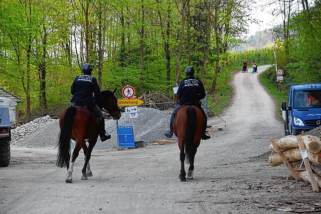 An der Gabelung ist links am Ufer entlang gesperrt. So geht es für die Polizisten nach rechts weiter, wo auch die Spaziergänger und ...