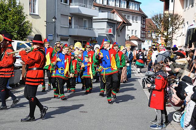 Bild 3: Bilder vom Kindernarrenbaum-Setzen auf dem Gustav-Hammer-Platz in Stockach