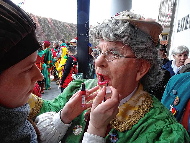 Der Meerburger Narrenmutter Urban Bernhard wird das Make-up renoviert.