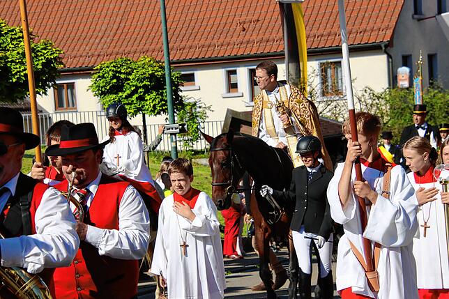 Sogar Vikar Jörg Künning, der den Festgottesdienst zelebriert, wagt sich aufs Pferd und nimmt an der Prozession teil.