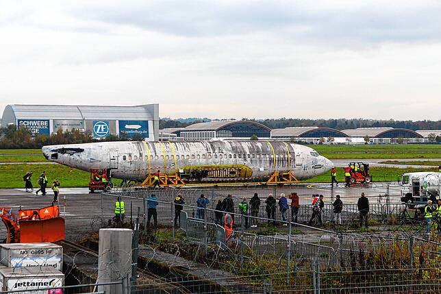 Innerhalb des Friedrichshafener Flughafens trat der Rumpf der „Landshut“ im Oktober 2024 ihre letzte Reise zu ihrem endgültigen Standort ...