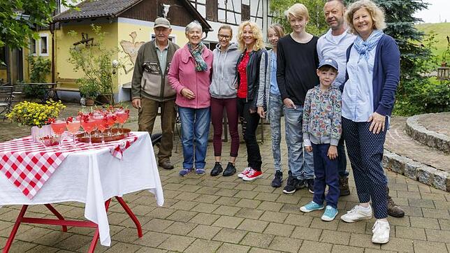 Die diesjährige Staffel von "Lecker aufs Land" endete bei Jutta Kurz auf der Straußenfarm (v. li.): die Schwiegereltern Fritz und Klara ...