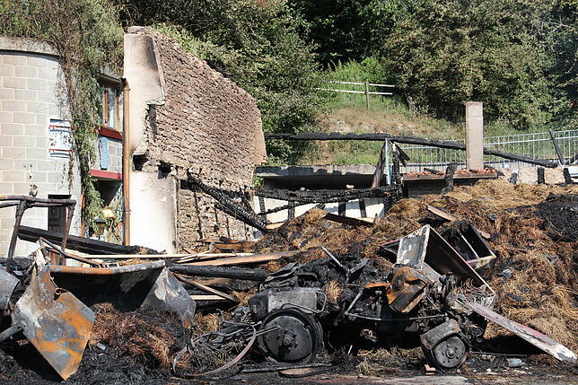 Nur noch die stabile Grundmauer aus Stein hat den Brand überstanden.