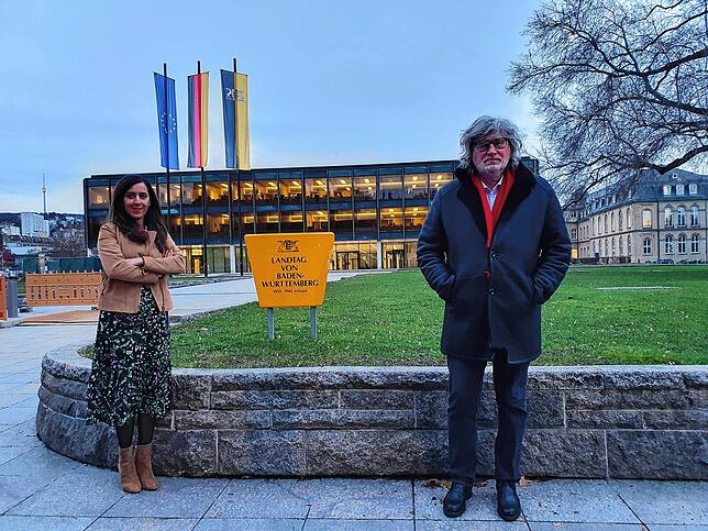 Nese Erikli und Anwalt Zahner vor dem Landtag in Stuttgart.