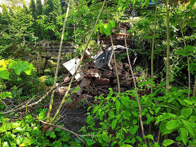 Ein Teil einer Mauer wurde von den Wassermassen mitgerissen. Bild: Franziska Zeller