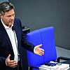 Robert Habeck (Bündnis 90/Die Grünen), Bundesminister für Wirtschaft und Klimaschutz, steht mit leeren Händen da.