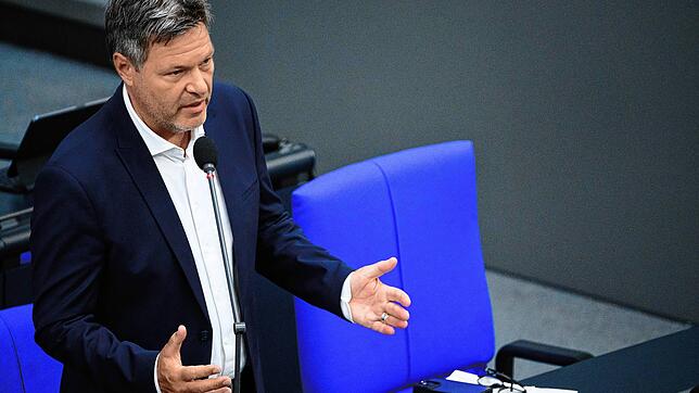 Robert Habeck (Bündnis 90/Die Grünen), Bundesminister für Wirtschaft und Klimaschutz, steht mit leeren Händen da.