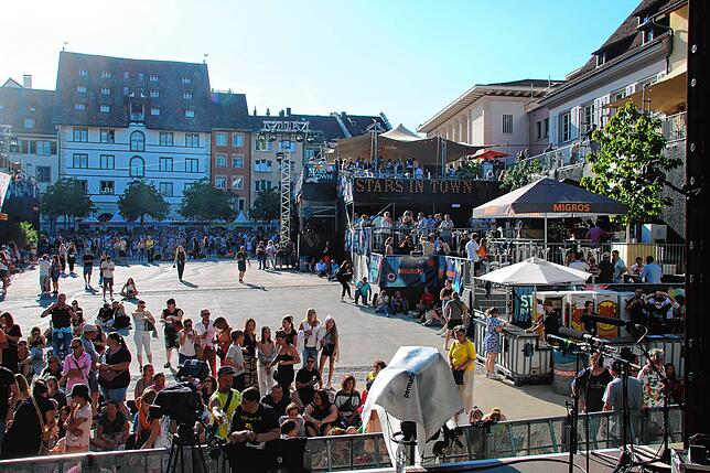 Ein ungewohnter Blick für Konzertbesucher: Die Gewinner der Backstageführung konnten einmal von der Bühne aufs Festivalgelände schauen.