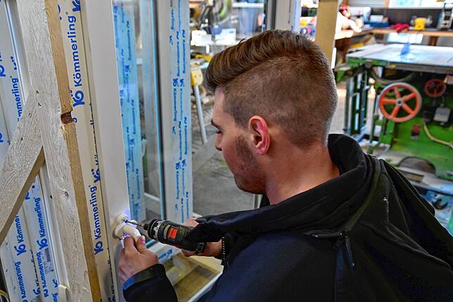 Manuel Prätorius montiert bei Fensterbau Rowa einen Fenstergriff. Die steigenden Kosten in der Branche muss das Unternehmen bald auch an ...
