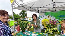 Der Naturparkmarkt lockt bei Wolterdingens 1250-Jahr-Feier mit 32 Ständen. Claudia Hennemann (rechts) zeigt Inge Ringwald, was man aus ...