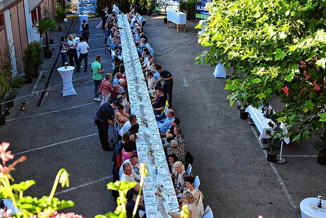 80 Personen nahmen an der „Langen Tafel“ auf dem Hof des Gasthauses Posthorn in Ühlingen Platz. Darunter waren Bürgermeister Tobias ...