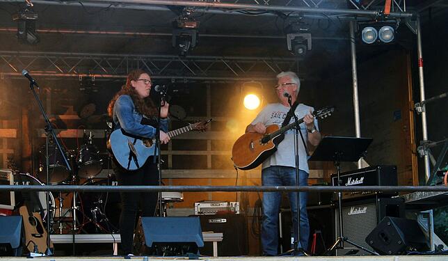 Lea und Gerhard Löffler heizten als Lea`s Band die Stimmung an. Mit Folk, Hits der 70er und 80er punkteten sie beim Publikum in ...