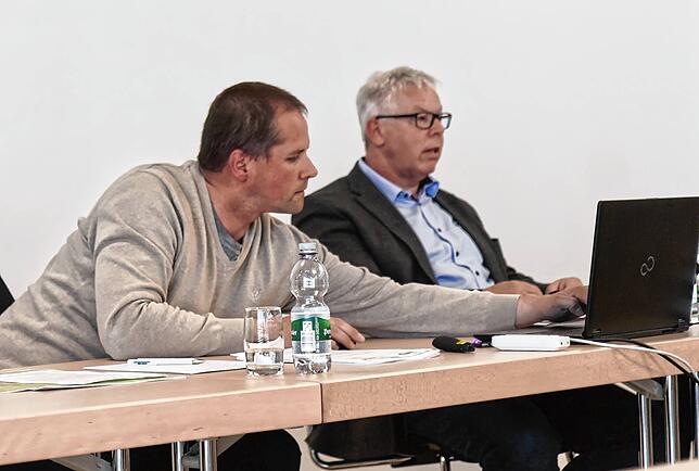 Liegenschaftsverwalter Christian Walter (links) und Wolfgang Sigrist stellten das neue Gebührenmodell für die kommunalen ...