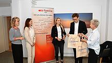Regina Schuhmacher (von rechts) überreicht Marcus Röwer (ab September Bürgermeister in Singen) und der Landtagsabgeordneten Saskia Frank ...