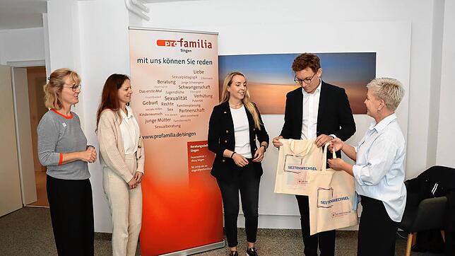 Regina Schuhmacher (von rechts) überreicht Marcus Röwer (ab September Bürgermeister in Singen) und der Landtagsabgeordneten Saskia Frank ...