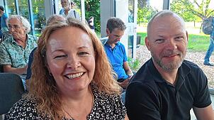 Susanne Müller aus Murg mit Rüdiger Pretsch bei der Informationsveranstaltung zu Elektrifizierung der Hochrheinbahn in Wallbach, am 17. ...