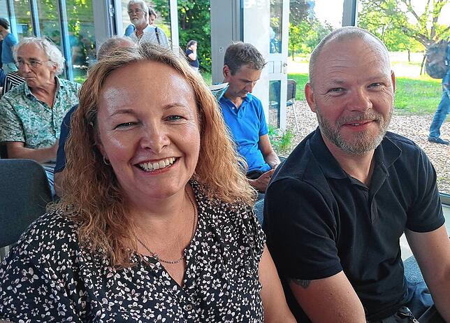 Susanne Müller aus Murg mit Rüdiger Pretsch bei der Informationsveranstaltung zu Elektrifizierung der Hochrheinbahn in Wallbach, am 17. ...