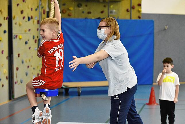 Bewegungsspiele in der Klinik-Sporthalle, rechts vorne Lisa Reinauer, die auch hier mit Maske arbeitet.