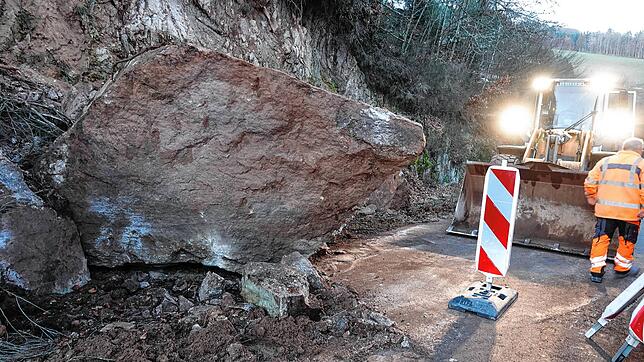 Erste Räumungs- und Sicherungsmaßnahmen am abgestürzten Fels bei Tiefenstein. Bild: Peter Schütz