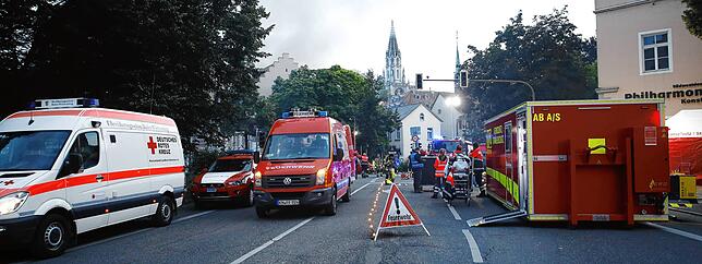 Die Konzilstraße ist komplett gesperrt. Hier stehen zahlreiche Einsatzfahrzeuge sowie die Zentrale der Einsatzleitung.