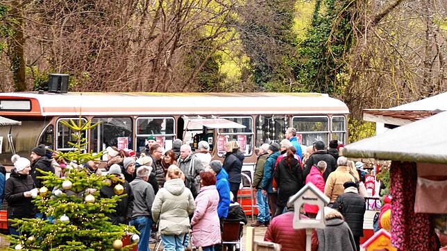 Im Naturatelier genießen die Besucher beim Adventszauber eine Mischung aus Marktständen, Kulinarik und Unterhaltungsprogramm. Bild: ...