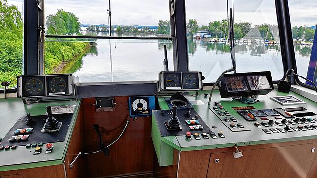 Eine der ehemaligen Führerkabinen für Kapitäne enthält noch die alte Technik. Die Scheinwerfer und das Nebel- und Signalhorn ...