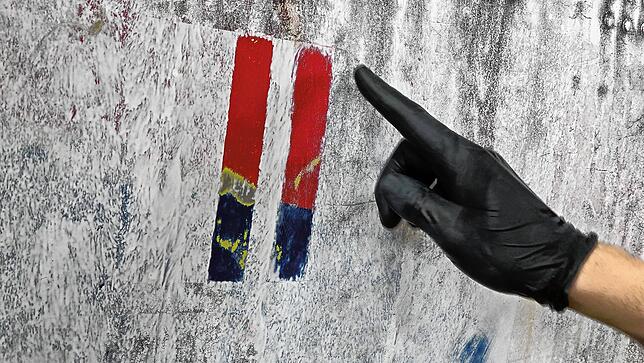 Geschichtsspuren: Am vorderen Rumpf haben die Restauratoren auf einer kleinen Fläche die Lackschichten freigelegt. Die rot-blaue ...