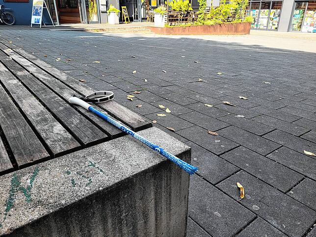 Auf einer Bank auf dem Gerberplatz liegen die Reste eines Gehstocks.