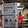 Mitarbeiter des Deutschen Roten Kreuzes simulieren in Ulm den Ablauf zur Impfung eines Corona-Impfstoffs. Jeder Impfung müssen ...