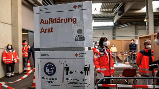 Mitarbeiter des Deutschen Roten Kreuzes simulieren in Ulm den Ablauf zur Impfung eines Corona-Impfstoffs. Jeder Impfung müssen ...