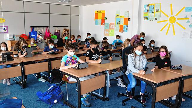 Endlich wieder in die Schule gehen: Die Schüler genießen das derzeit durchaus. Hier eine Gruppe im Musikunterricht mit neuen Medien.
