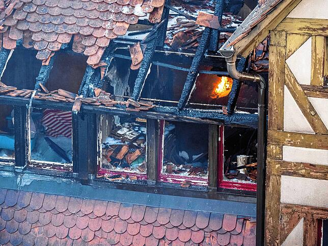 Bild 23: Nach dem Großbrand in Konstanz: Der Einsatz geht in seine zweite Nacht