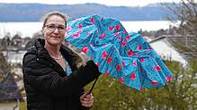 Ein regnerischer Tag in Überlingen. Mirijam Geiger-Riess spannt einen Regenschirm auf. Die Diplom-Psychologin und Psychologische ...