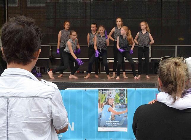 Die &bdquo;Diamond Girls vom Turnverein lockern den Stadtradel-Aufttakt auf.