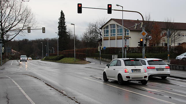 Aus der Kreuzung an der Häfler Ludwig-Dürr-Schule soll ein Kreisverkehr werden. Das ist seit 2017 beschlossene Sache. (Archivbild)
