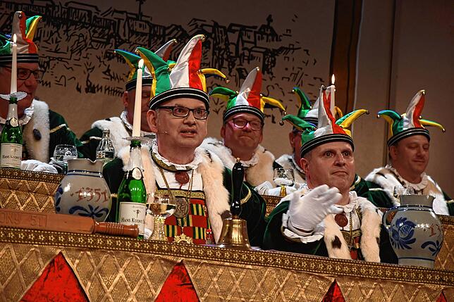 Narrenrichter Jürgen Koterzyna (vorne links) bei der Verhandlung in diesem Jahr.
